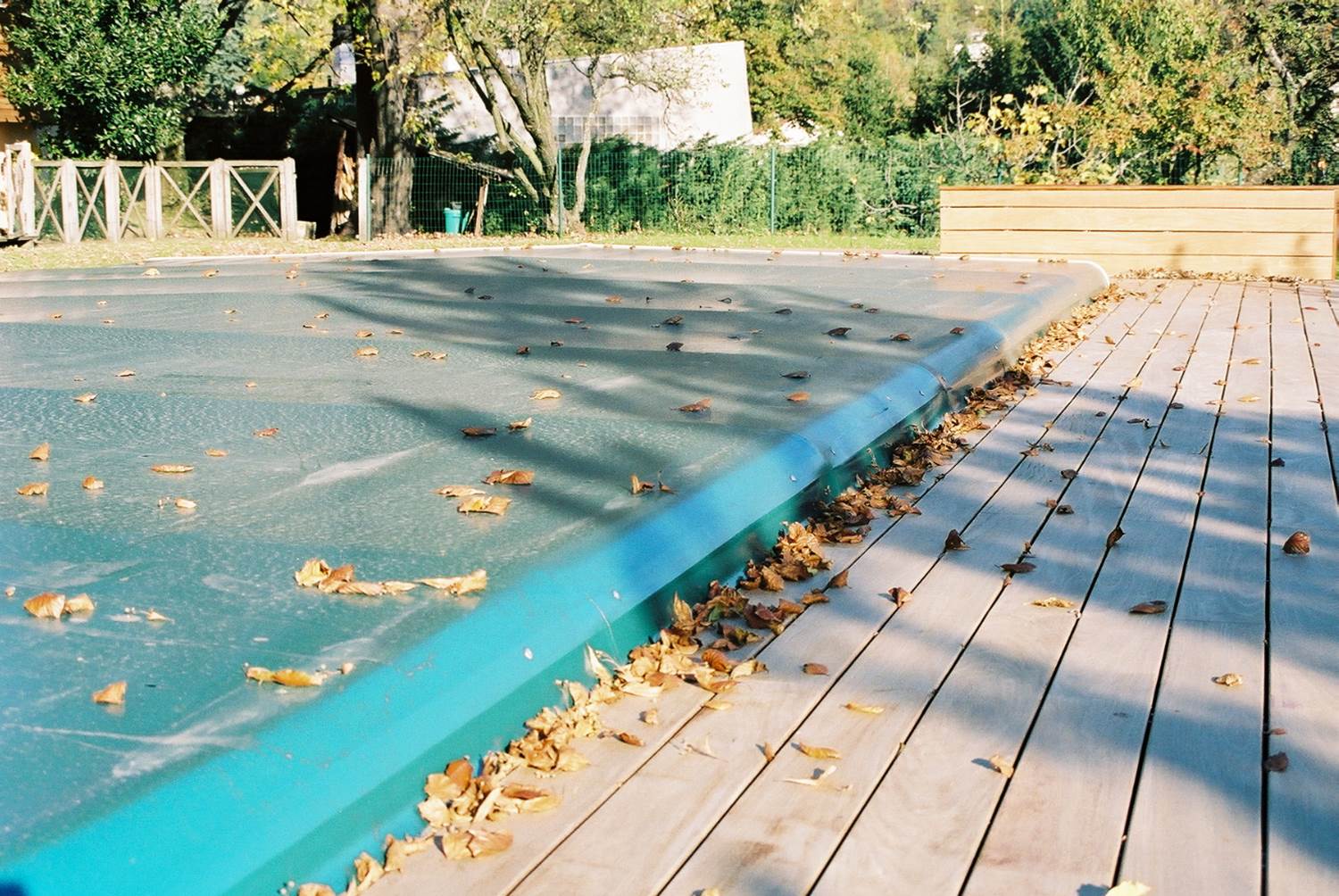 Couverture automatique de piscine immergée avec finition terrasse