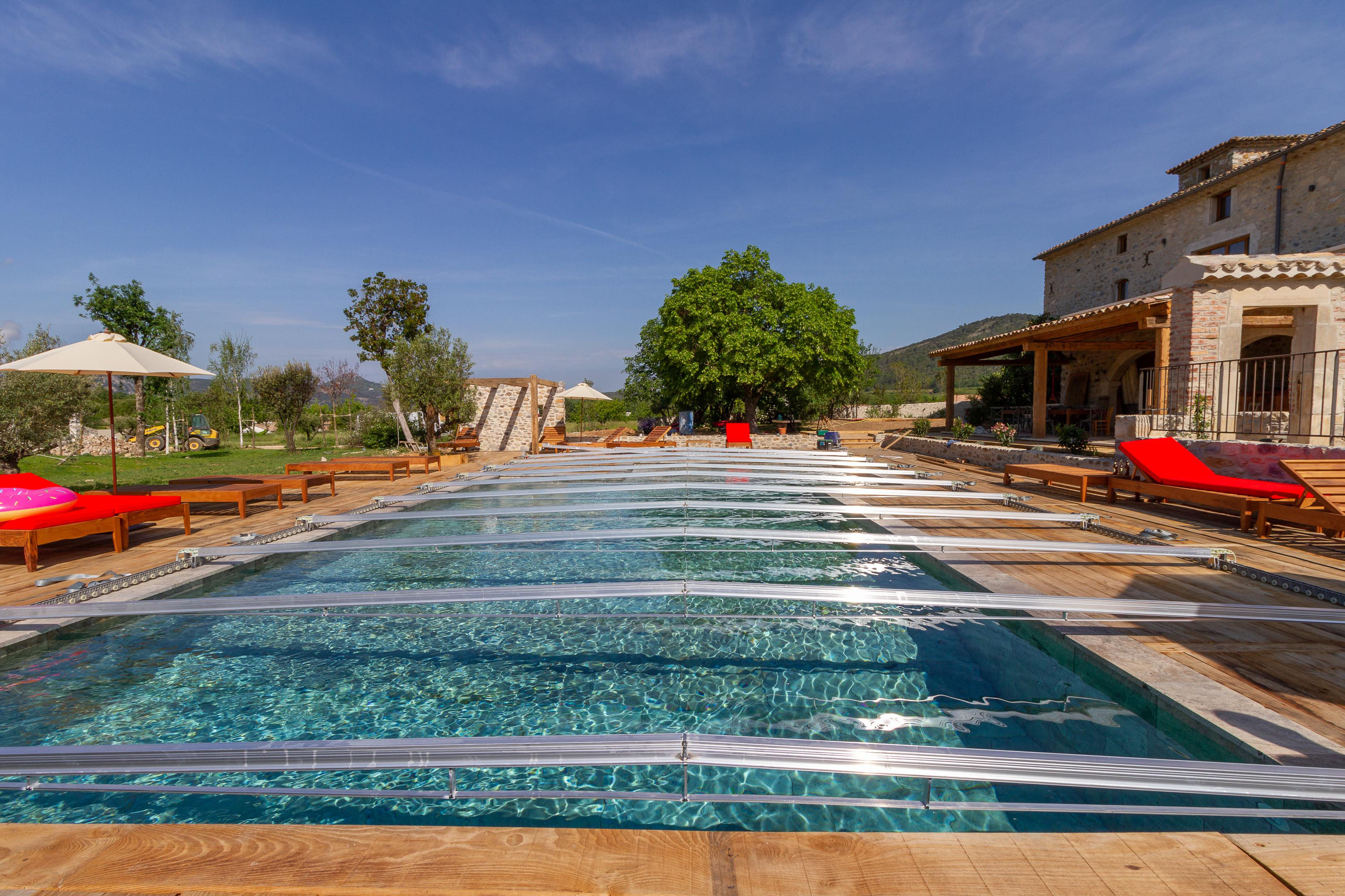 Couverture automatique de piscine haut de gamme avec intégration esthétique