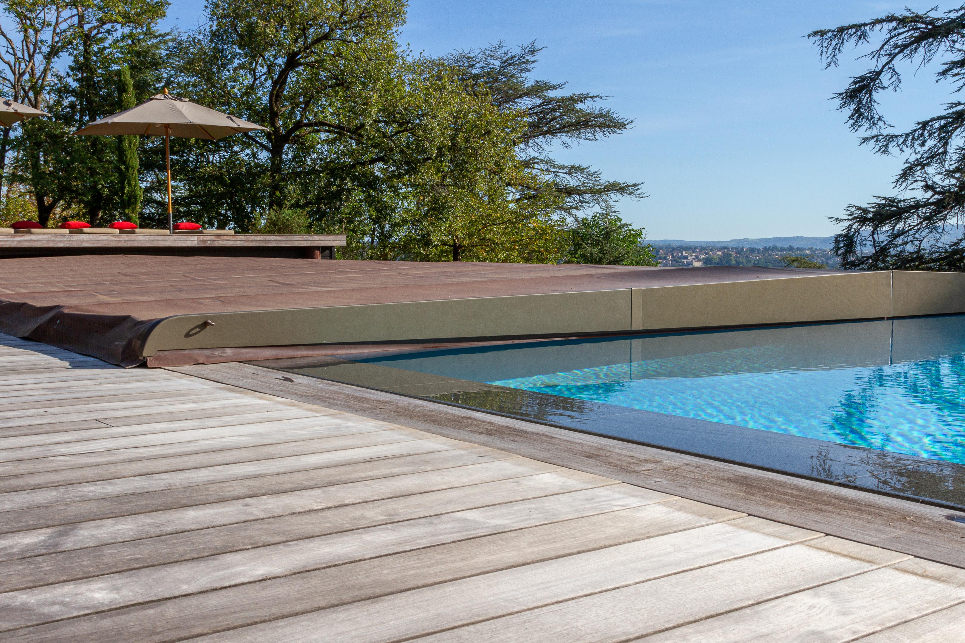 Piscine équipée d’une couverture automatique sur mesure